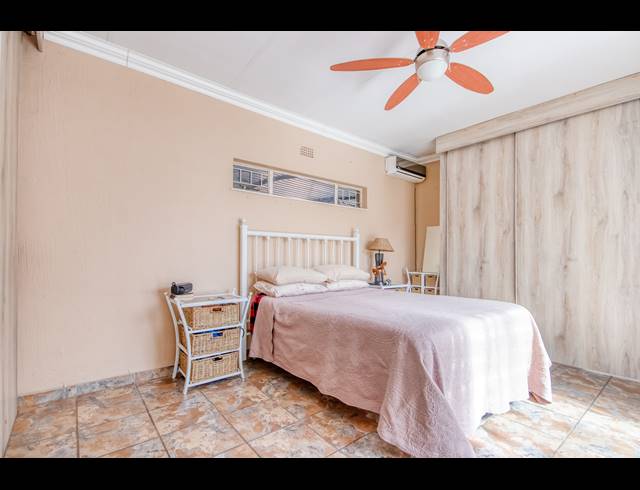5 BEDROOM FREEHOLD FOR SALE IN MORET